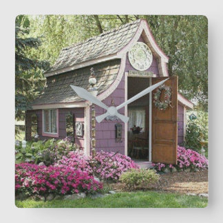 Lila Tiny House Uhr