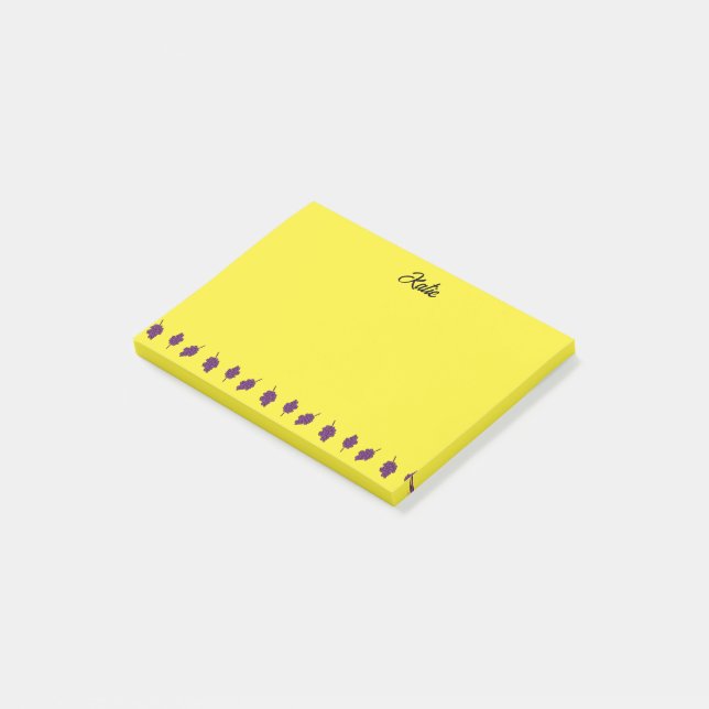 Lila Trauben personalisiert gelb Post-it Klebezettel (angewinkelt)