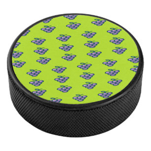 Lila Traubenmuster auf grün Eishockey Puck