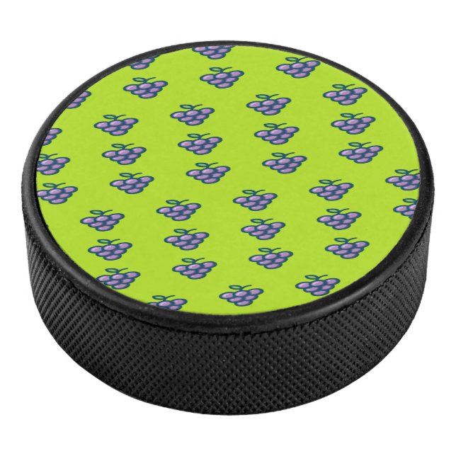 Lila Traubenmuster auf grün Eishockey Puck (3/4)
