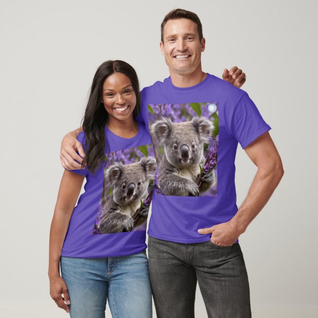 "Lila träumen: Ein Koala in einem Jacaranda-Baum T-Shirt (Unisex)