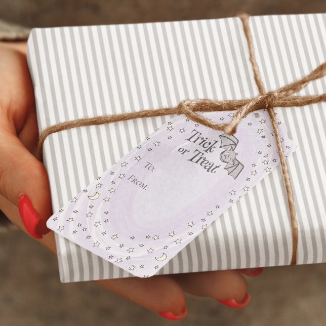 Lila Trick oder Behandlung von Halloween Geschenkanhänger (Cute Spooky Baby Bat Trick or Treat Halloween Gift Tag. Baby Bat, Stars, Moons, Swirly Pastel Purple)