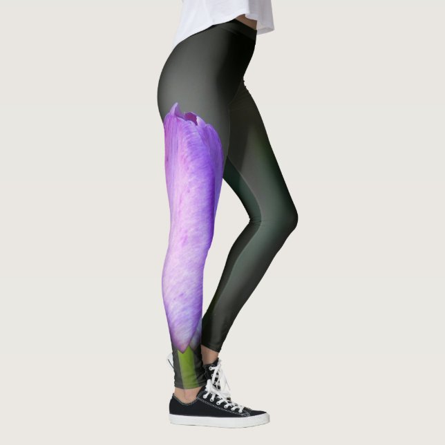 Lila Tulip auf Smoky Black Leggings (Rechts)