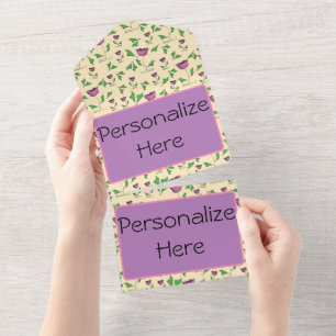 Lila Tulpen auf gelbem Hintergrund All In One Einladung