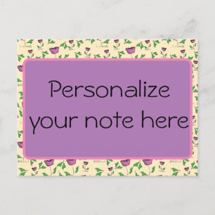 Lila Tulpen auf gelbem Hintergrund Postkarte