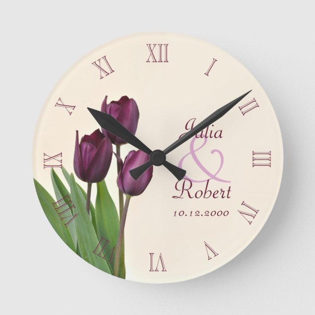 Lila Tulpenjubiläum Runde Wanduhr (Vorderseite)