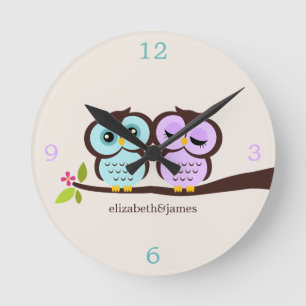 Lila und Aqua Owl Couple Runde Wanduhr