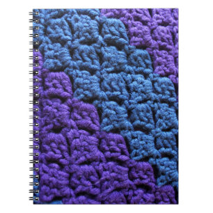 Lila und blaue Crochet Notizblock