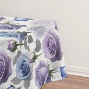 Lila und blaue Rosen auf einem wolkigen Grau Tischdecke