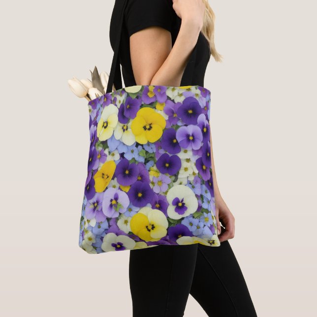Lila und gelbe Blume (Von Nahem)