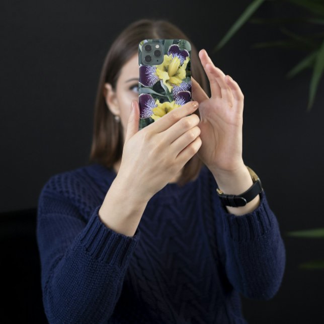 Lila und gelbe Ire iPhone 16 Hülle (In Situ)