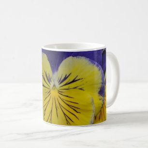 Lila und gelbe Pansy-Blume Kaffeetasse
