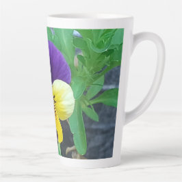 Lila und gelbe Pansy Latte Tasse