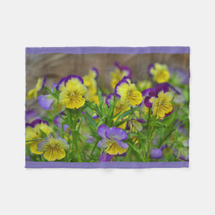 Lila und gelbe Violas Fleecedecke