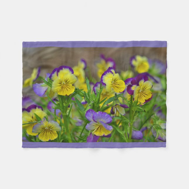 Lila und gelbe Violas Fleecedecke (Vorderseite (Horizontal))