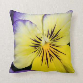 Lila und gelber Pansy Kissen