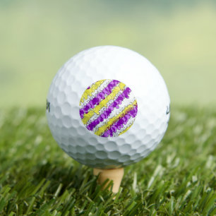 Lila und gelber Spritzer gestört Golfball