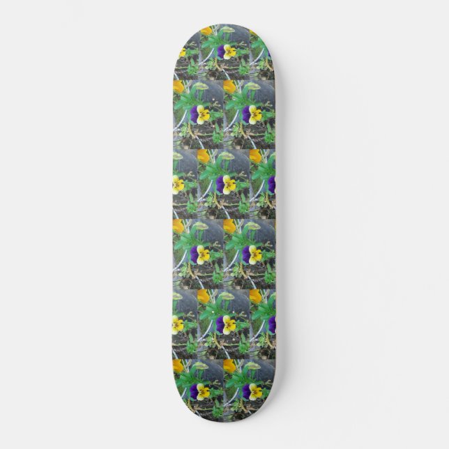 Lila- und gelbfarbene Pansy-Skateboard Skateboard (Vorderseite)