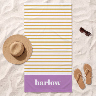 Lila und Gold Moderne Streifen Monogramm Strandtuch