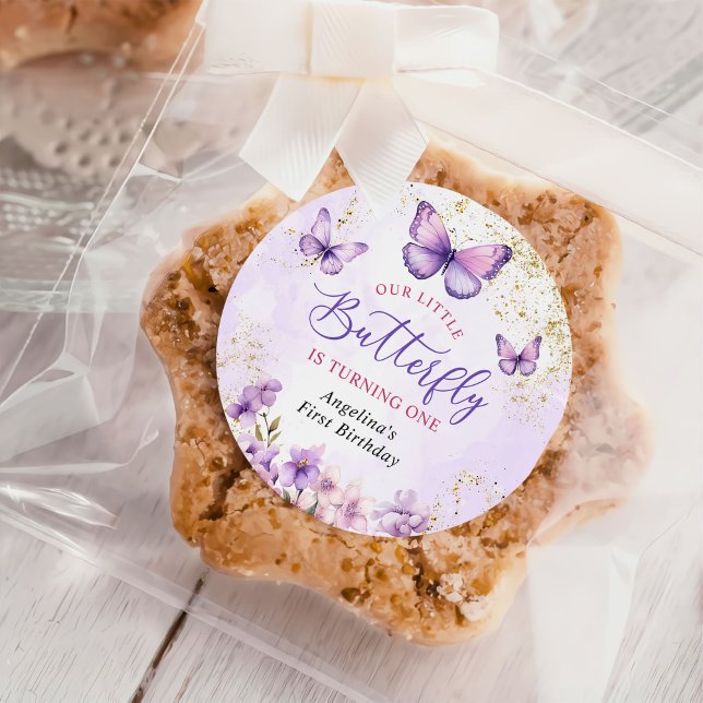 Lila und goldene Blütenschmetterlinge 1. Geburtsta Runder Aufkleber (Von Creator hochgeladen)