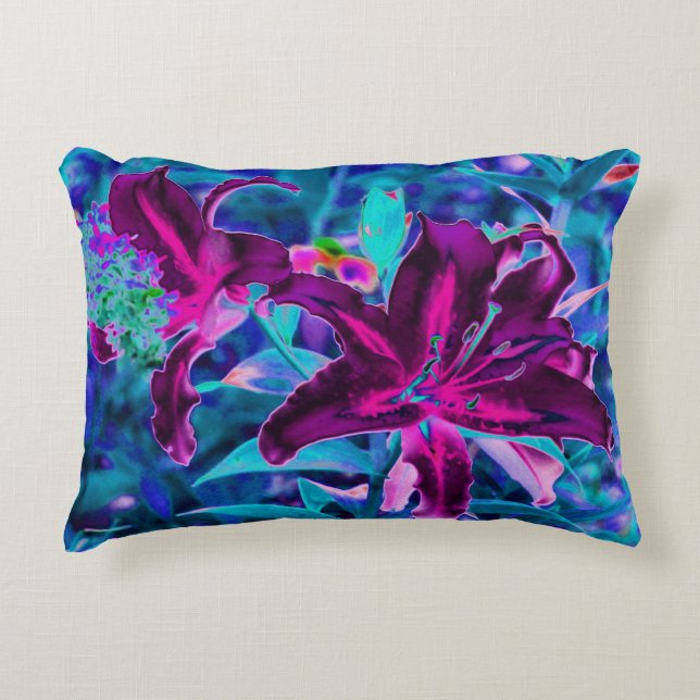 Lila und Hot Pink Abstrakte Orientalische Lilien B Dekokissen (Vorderseite)