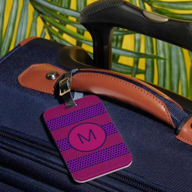 Lila und Magenta Muster gestreifte Monogramm Gepäckanhänger (Vorderseite Insitu 1)