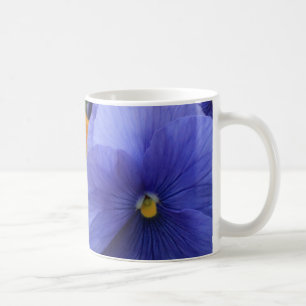 Lila und Orange Stiefmütterchen mit grüner Blumen- Kaffeetasse