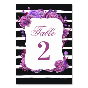 Lila und rosa Blumenhochzeit. Schwarze Streifen Tischnummer