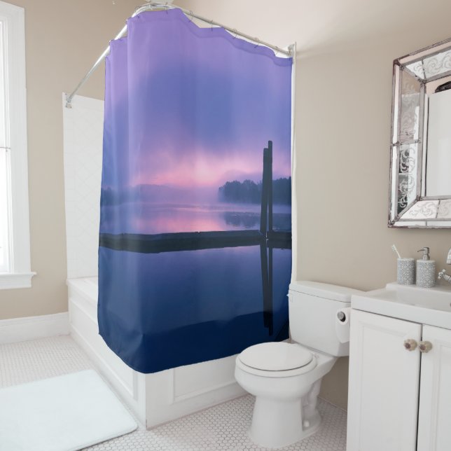 Lila und rosa Sonnenaufgang am Wasser Duschvorhang (Beispiel)