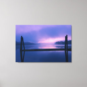 Lila und rosa Sonnenaufgangslandschaft über Wasser Leinwanddruck