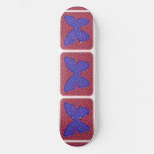 Lila und rote Schmetterlinge Skateboard