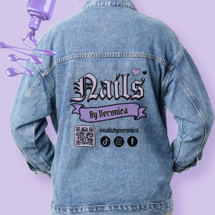 Lila und schwarze gotische Nägel - Schriftzug - Na Jeansjacke