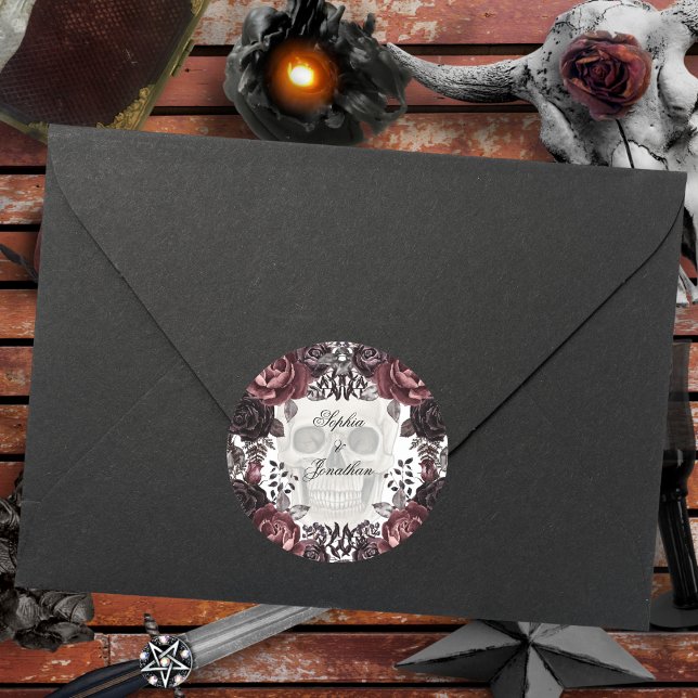 Lila und schwarze Moody-Dunkle Hochzeit Runder Aufkleber (Von Creator hochgeladen)