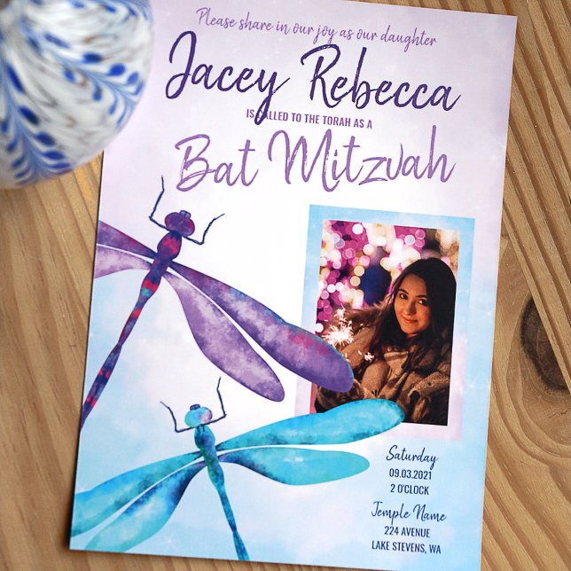 Lila und türkisfarbene Libelle Bat Mitzvah Einladung (Purple and turquoise whimsical dragonflies bat mitzvah invitation with photo)