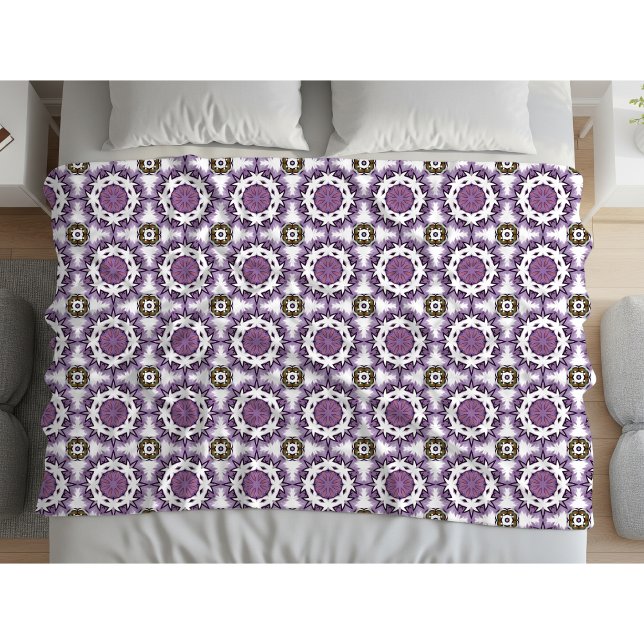 Lila und weiß geometrisch gemustert Fleece-Decke Fleecedecke (Von Creator hochgeladen)