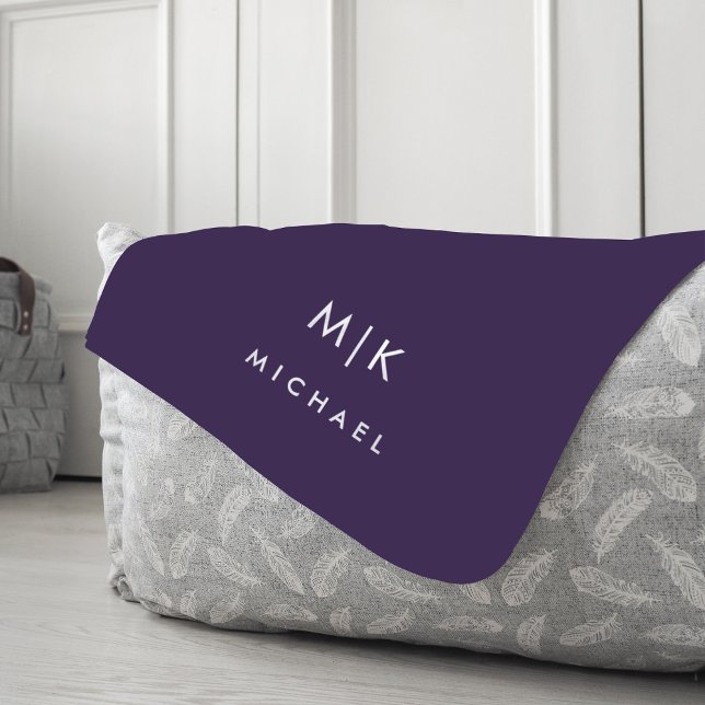 Lila und weiß | Modernes Monogramm Fleecedecke (A colorful, modern purple blanket with monogram and name would make a great gift for almost anyone!)