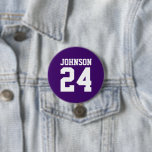 Lila und weiße Athleten Name Jersey Nummer<br><div class="desc">Freuen Sie sich auf Ihr Lieblings-Sportteam, Ihren Fußballspieler oder zeigen Sie einfach Ihren Schulstolz mit einem personalisierten Spirituosenknopf! Fügen Sie Ihren Schulnamen hinzu oder personalisieren Sie ihn mit einem Spielernamen und Jersey-Nummer. Ideal für Fußball, Basketball, Baseball und Fußball! Erstellen Sie individuelle Buttone für das ganze Team, Cheerleader, Eltern und Geschwister,...</div>