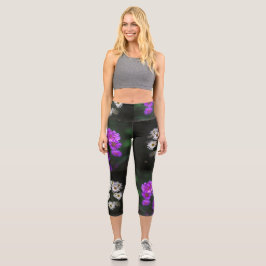 Lila und weiße Blumendesign Capri Leggings