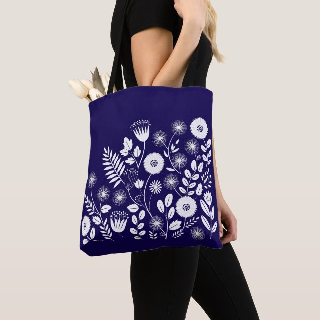 Lila und weiße Boho-Wildblume (Von Nahem)