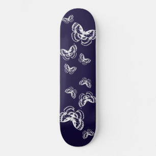 Lila und weiße Schmetterlinge Muster Skateboard