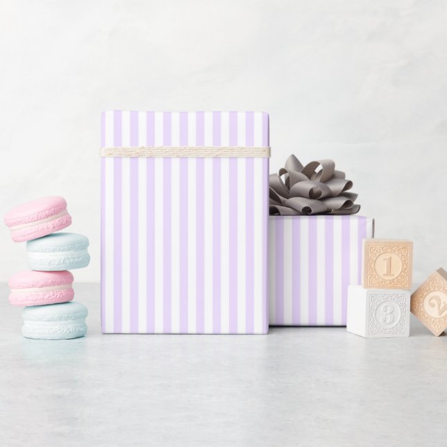 Lila und weiße Streifen Geschenkpapier (Babyparty)