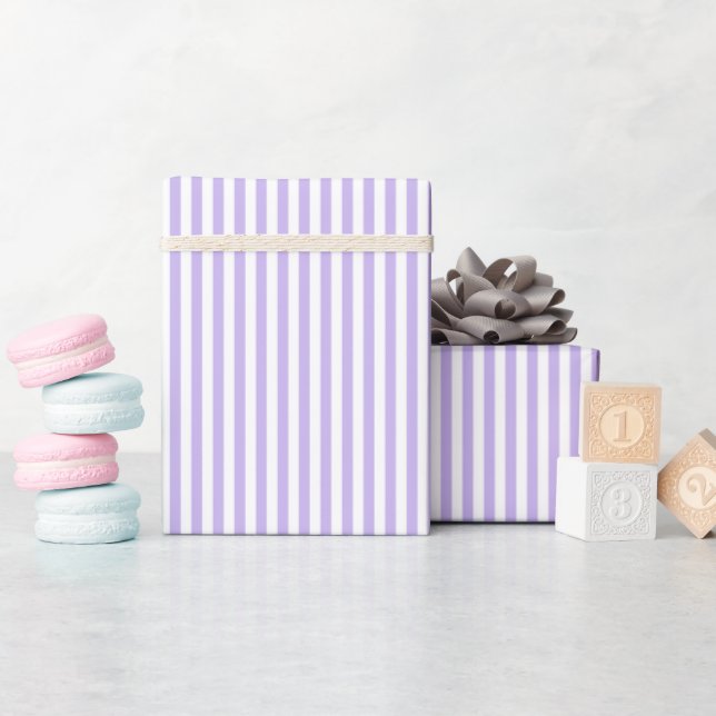 Lila und weiße Streifen Geschenkpapier (Babyparty)