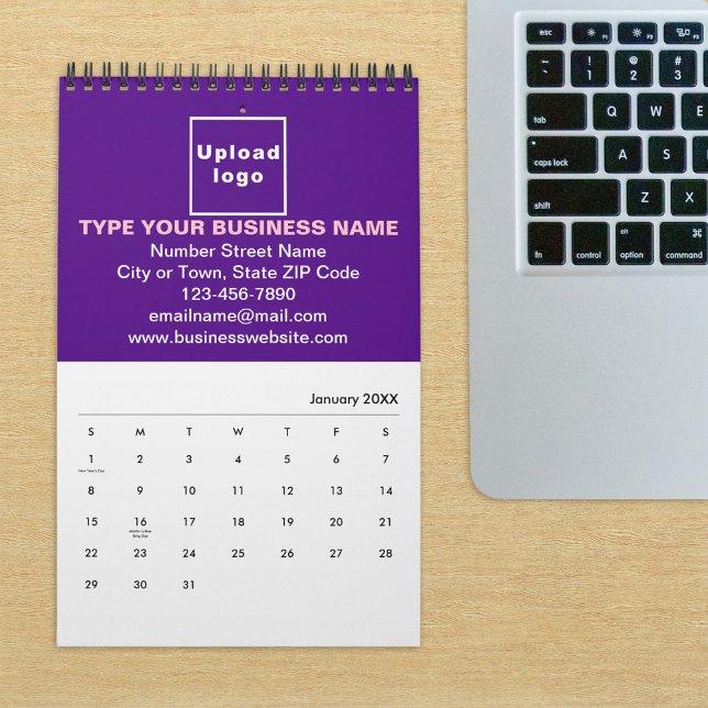 Lila Unternehmensmarke im Kalender (Build brand name awareness. Purple business branding on calendar displayed on office desk.)