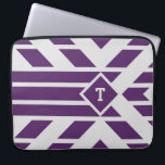 Lila Vierkantenstreifen auf grauem, monogramm Sieb Laptopschutzhülle<br><div class="desc">Schützen Sie Ihren Computer mit einem stilvollen Laptop-Ärmel mit einem auffälligen lila und grauen geometrischen Muster. Lila Parallelogramme und Streifen weisen auf einen lila Diamanten im rechten Bilddrittel hin. Der Diamant enthält ein anpassbares Monogramm. Der Hintergrund ist hellgrau. Digitales Bild. Copyright © 2016 Claire E. Skinner. Alle Rechte vorbehalten.</div>