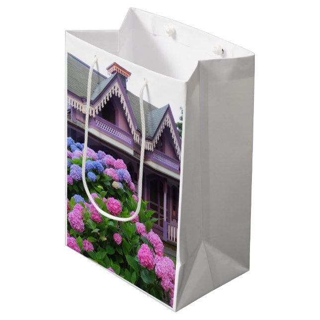 Lila Viktorianische Hütte - Martha's Vineyard Mittlere Geschenktüte (Vorderseite Schrägansicht)