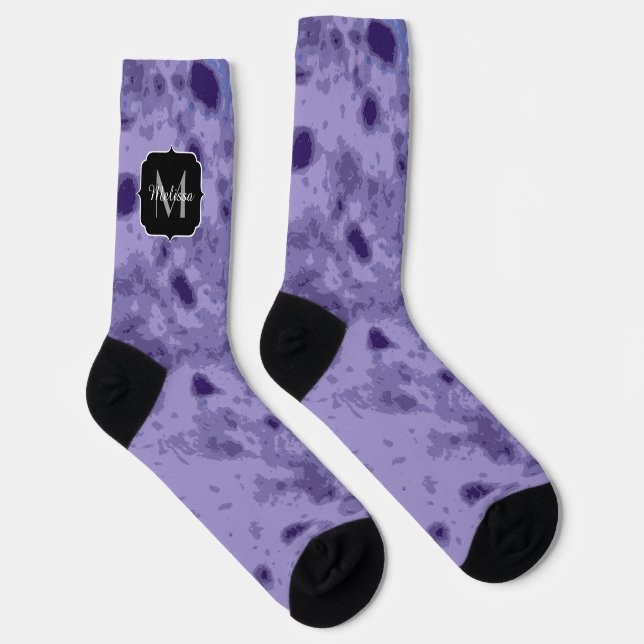 Lila violette, abstrakt-erkrankte Muster Monogramm Socken (Rechts)