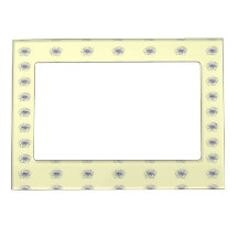 Lila violette Blume zeichnend Muster auf gelb