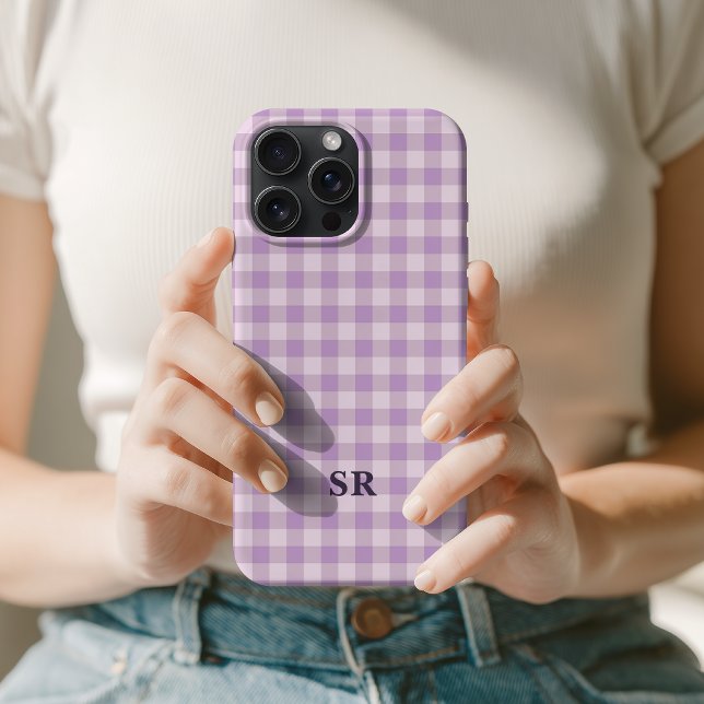 Lila violettes Gingham-Monogramm für Lehrerinnen p iPhone Hülle (Minimalist Pastel Violet Checkered Custom Monogram Gift for Student Teacher Nurse Lawyer Graduation)
