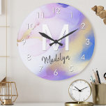 Lila Wasserfarbe Abstrakt Girly Luxe Monogram Runde Wanduhr<br><div class="desc">Diese abstrakte lila Aquarellfarbe und das goldene Imitat bespritzen den Hintergrund mit Ihren individuellen Details.</div>