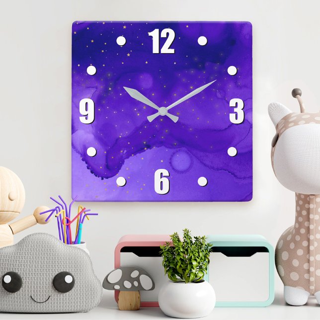 Lila Wasserfarbe Abstrakt mit Gold Glitzer Stars Quadratische Wanduhr (Von Creator hochgeladen)